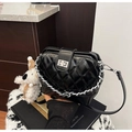 Sac bandoulière noir matelassé avec finitions argentées et breloque chien en peluche - Noir Avec Pendentif
