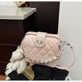 Sac bandoulière matelassé rose avec chaîne argentée et charmant chiot en peluche blanc - Rose Avec Pendentif