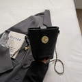 Minimalistische schwarze gewebte Beuteltasche mit goldenem Drehverschluss für Damen - Schwarz