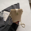 Beigefarbene gewebte Beuteltasche mit goldenem Drehverschluss und Kettenriemen - Cremeweiß