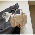 Detail der gewebten Leder-Patchwork-Struktur an cremefarbener Tasche mit Anhänger - Beigeweiß Groß