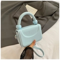 Detalle de bolso azul claro con textura de lichi y decoración de asa esférica - Azul