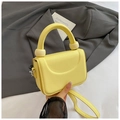 Detalle del pequeño bolso cuadrado amarillo claro con diseño de lichi y cuentas crema - Amarillo