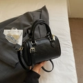 Bolso Boston negro con diseño de oso en relieve y correa ajustable para el hombro - Negro