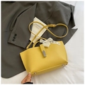 Gelbe Handtasche aus Kunstleder mit silberner Schnalle und Spitzen-Schleifen-Anhänger - Mit Anhänger / Gelb