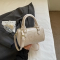 Bolso Boston blanco crema con osos en relieve y correa ajustable para mujer - Blanco Roto