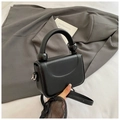 Detalle del mini bolso negro de cuero granulado con asa de cuentas única y chic - Negro