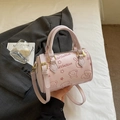 Bolso Boston rosa con relieve de animales de dibujos y herrajes dorados finos - Rosa