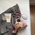 Dettaglio borsa Boston rosa con stampa orsetto e ciondolo in peluche su un letto - Rosa Con Pendente