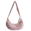 Borsa a tracolla rosa a mezzaluna minimalista in tessuto stropicciato con ciondolo a cuore - Rosa Con Ciondolo