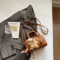 Klassische Boston Bag mit Bärenprint und einem niedlichen Plüschbären-Anhänger - Braun mit Anhänger