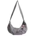 Borsa a tracolla grigia grande capacità a mezzaluna con ciondolo a cuore rosa - Grigio con ciondolo
