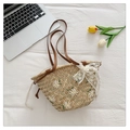 Detail van stro geweven shopper met madeliefje borduursel en kanten strik decoratie - Khaki Met Zijden Sjaal