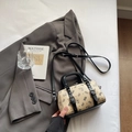 Borsa Boston beige con stampe di orsi e finiture in pelle nera su blazer grigio - Bianco Riso (Senza Ciondolo)