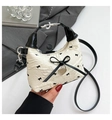 Sac seau matelassé crème élégant avec broderie de nœuds noirs et pendentif cœur - Blanc