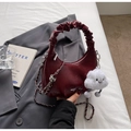 Detail der weinroten Handtasche mit gerafftem Griff aus glänzendem Lackleder und Silberkette - Weinrot Mit Anhänger