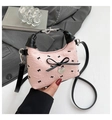 Sac seau rose avec motifs nœuds noirs, tissu texturé et pendentif en forme de cœur - Rose