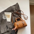 Borsa Boston marrone con stampa di orsetti e tracolla su blazer grigio - Marrone Senza Ciondolo