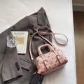 Rosa Boston-Tasche mit süßen Bären-Prints und Silberschnallen auf weißem Hintergrund - Rosa Ohne Anhänger