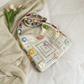 Weiße handgewebte Stricktasche mit bunten 3D-Blumenmustern und geometrischen Trägern - Gebrochenes Weiß