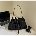 Bolso bombonera plisado negro con mini estuche y herrajes plateados sobre escritorio - Negro