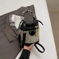 Schicke Zylindertasche aus beigem Canvas und schwarzem Leder mit Hahnentritt-Schal-Griff - Cremeweiß