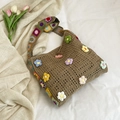 Braune Häkel-Strandtasche mit bunten 3D-Blumen und farbenfrohen Schulterriemen im Trend - Khaki