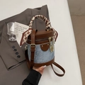 Vintage-Eimerbeutel aus braunem Leder und blauem Denim mit Henkel aus Seidentuch - Blau