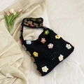 Handgefertigte schwarze Häkeltasche mit bunten Blumenakzenten und gewebtem Schultergurt - Schwarz