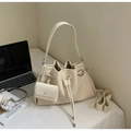 Bolso saco plisado beige minimalista con correa ajustable y un pequeño colgante - Blanco Roto