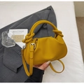 Detail der ingwergelben Leder-Cloud-Bag mit einem einzigartigen Griff im Knotendesign - Gelb
