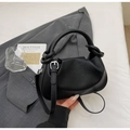 Detail der schwarzen Litschi-Leder Tasche mit geflochtenem Griff und silberner Schnalle - Schwarz