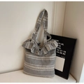Détail du cabas en toile à carreaux noir et blanc avec bordure à volants dentelle - Gris