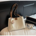 Détail du sac cabas blanc crème à motif crocodile avec pendentif ours et ordinateur - Blanc Cassé (Avec Pendentif)