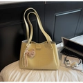 Détail du sac cabas jaune à texture crocodile avec rivets et breloque ours en peluche - Jaune (Avec Pendentif)