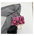 Borsa a mano fucsia con trama a pelle di serpente e tracolla a catena dorata - Rosa Rosso