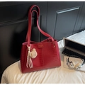 Détail du sac cabas rouge à motif crocodile avec logo en métal et breloque ours - Rouge Vin (Avec Pendentif)