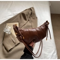 Borsa croissant in pelle cerata marrone con design a mezza luna e nodi laterali - Marrone