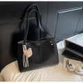 Détail du sac cabas noir à motif crocodile avec charm d'ours et étiquette de marque - Noir (Avec Pendentif)