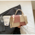 Detalle del bolso cuadrado rosa y beige con textura acolchada y herrajes dorados - Rosa