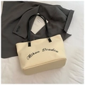 Borsa tote minimalista in tela bianco crema su lenzuola bianche e blazer grigio - Beige e Nero