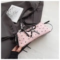 Dettaglio della borsa sottobraccio rosa a pieghe con farfalle e ciondolo a cuore in metallo - Rosa