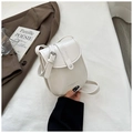 Nahaufnahme der minimalistischen weißen Leder-Klapptasche mit eleganter Silberschnalle - Weiß