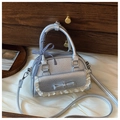 Detail der Muscheltasche mit Spitzenbesatz, Schleife und kariertem Band am Griff - Silber