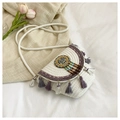 Detail der Bohème-Webtasche mit lila Stickerei und dreifarbigen hängenden Quasten-Verzierungen - Lila