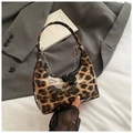 Detailansicht der glänzenden Handtasche mit Leopardenmuster und Metallkette - Khaki Leopard