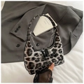 Detailansicht der glänzenden Lackledertasche mit Leopardenmuster und Silberkette - Grauer Leopardenmuster