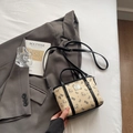 Sac à main beige avec motifs ours et bandoulière amovible sur un blazer gris - Sans Pendentif / Blanc Cassé