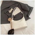 Detalle del bolso blanco con diseño de cocodrilo, asa de cuentas y oso de peluche - Blanco