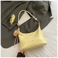 Detalle de bolso amarillo con grabado de cocodrilo, perlas y colgante de osito - Amarillo